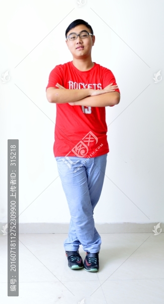 男孩,抱拳