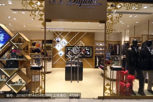 商場皮包服飾店櫥窗