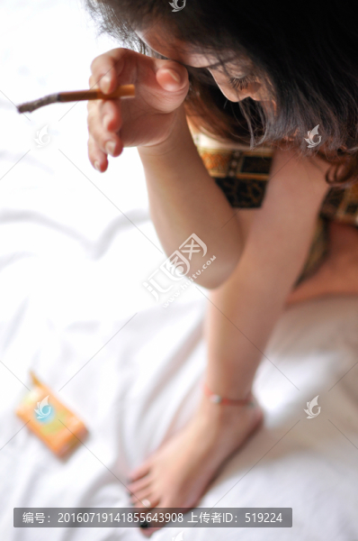 抽煙的女人