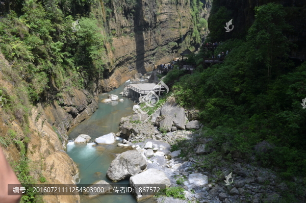 崖底溪流
