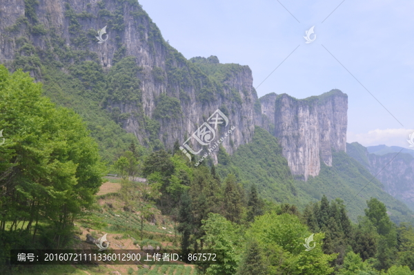 群山連綿
