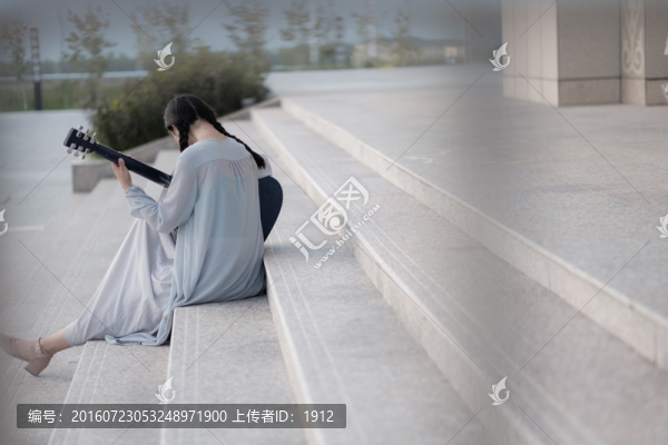 彈吉它的女孩