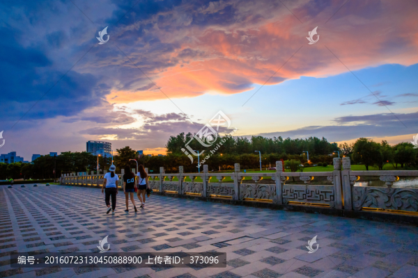 夕陽(yáng),橋畔,散步的行人