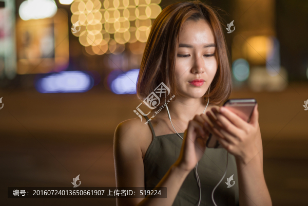 正在使用手機(jī)的女人