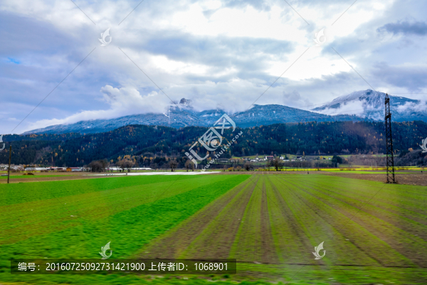 雪山,藍天,白云,森林,村莊