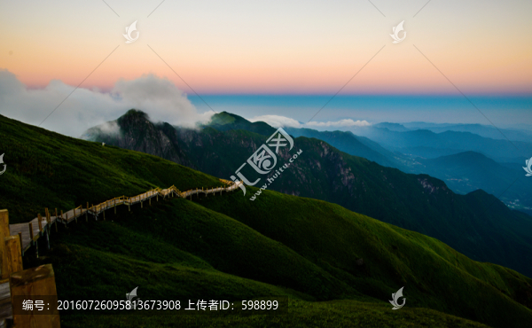 晨光遠山