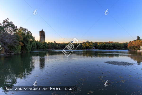 北大校園風(fēng)光未名湖博雅塔傍晚