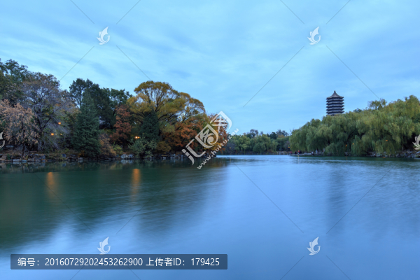 北大校園風(fēng)光未名湖博雅塔傍晚