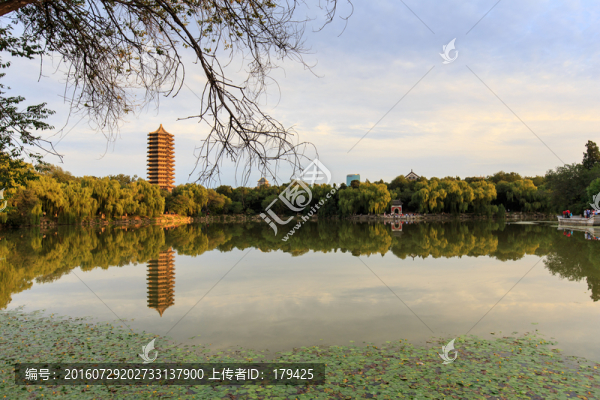 北大校園風(fēng)光未名湖博雅塔傍晚
