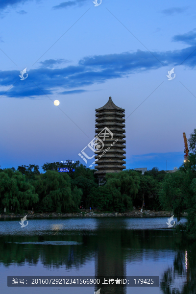 北大校園未名湖博雅塔夜景月亮