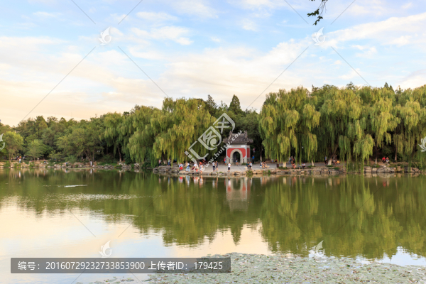 北大校園風(fēng)光未名湖畔慈濟(jì)寺山門