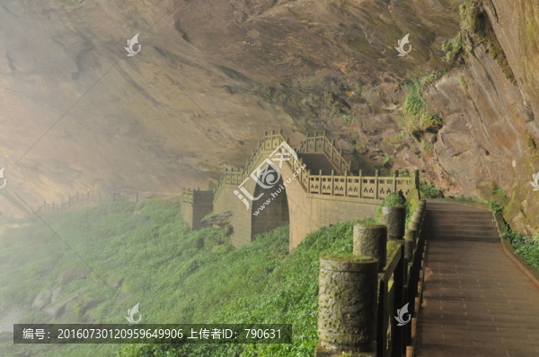 萬州大瀑布里面的路