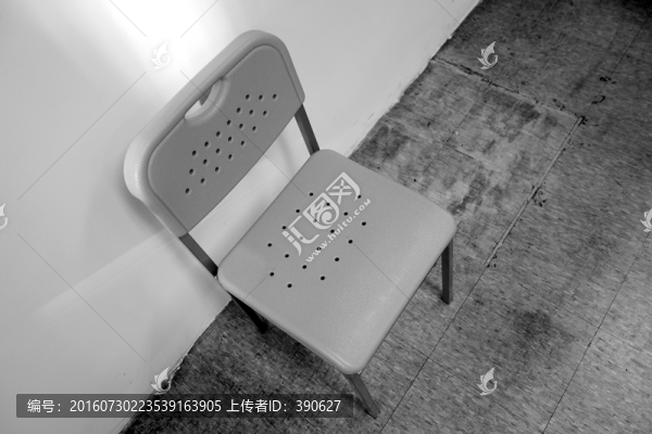 一把椅子,墻角