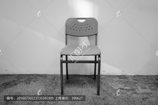 一把椅子,黑白照片