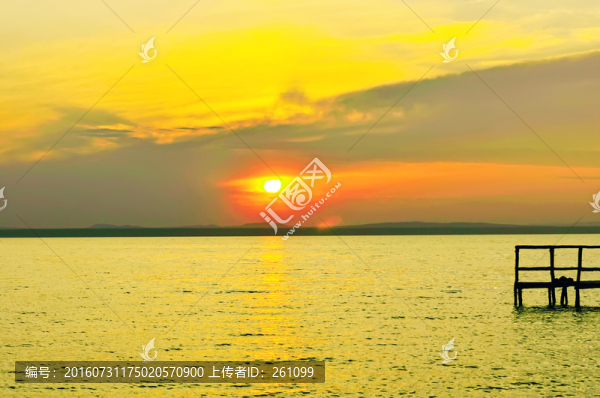 水面日出