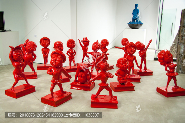紅色小人雕塑