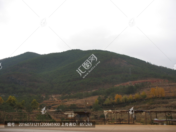 青山腳下
