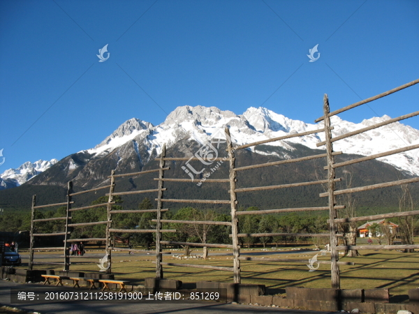木架與雪山