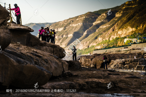 游人遠(yuǎn)山
