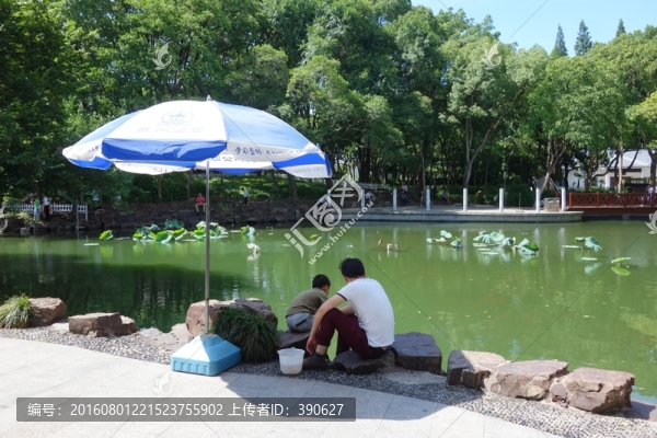 公園里釣魚