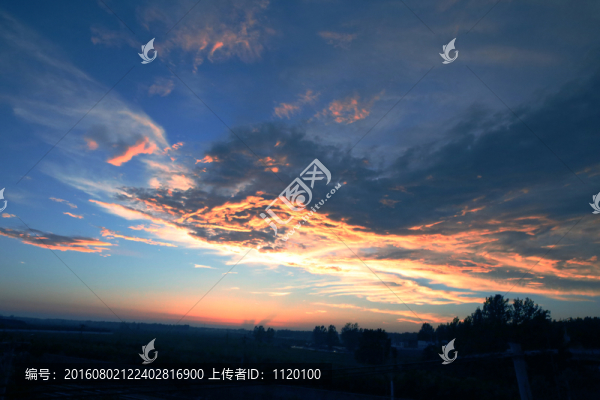 日落后的云朵