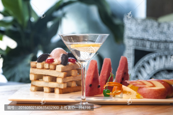 甜點(diǎn)果盤和美酒