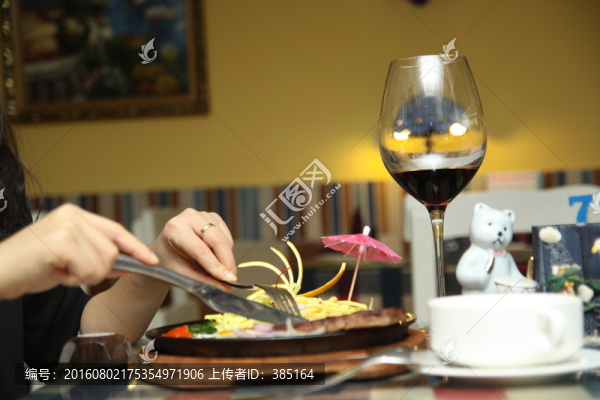 牛排配紅酒