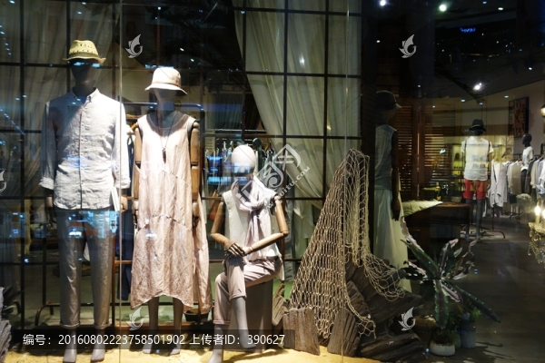 休閑服裝專賣店櫥窗