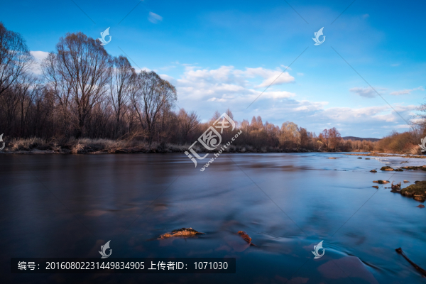 初春的河