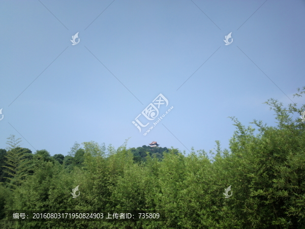 遠(yuǎn)山上的亭子