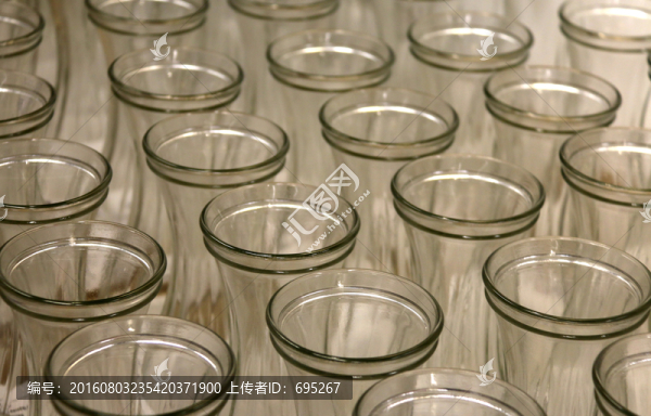 玻璃杯