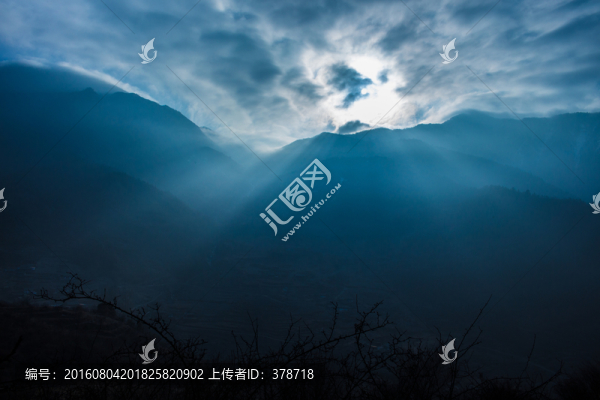 山巒耶穌光