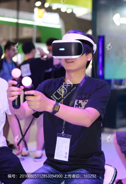 正在體驗VR虛擬現(xiàn)實的男人