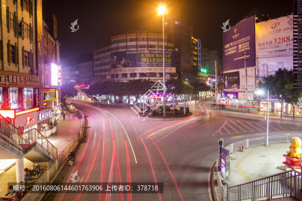 四川省巴中市街心花園路口夜景