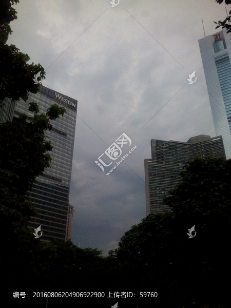 高樓與烏云共舞