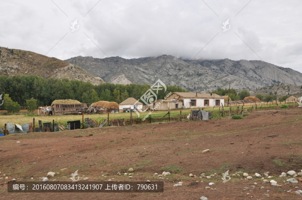 大山下的簡陋房屋