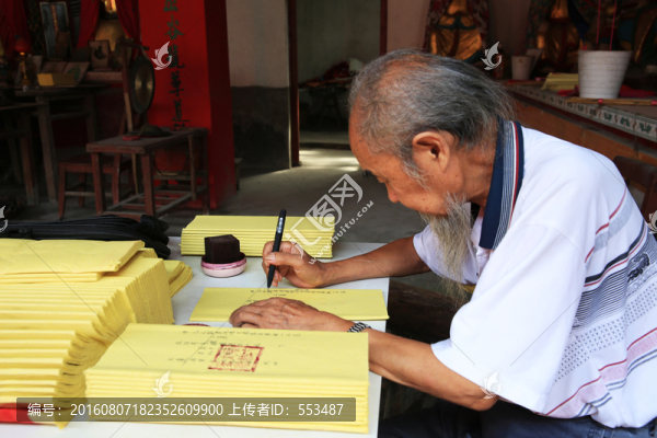 做佛事,寫字的老人