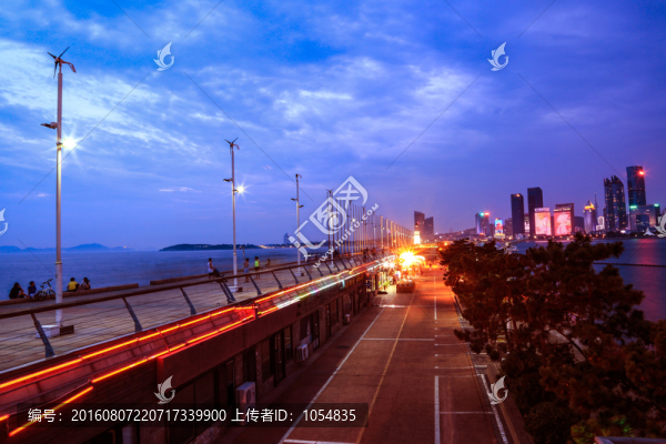 海濱城市夜景圖片