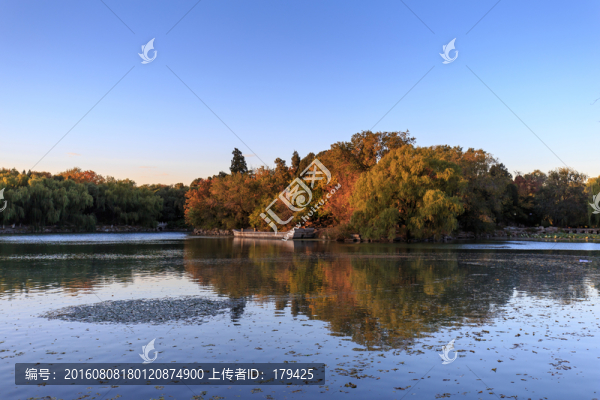 北大校園風(fēng)光未名湖石舫秋天景色