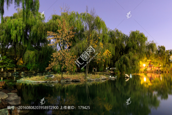 北大校園未名湖夜景