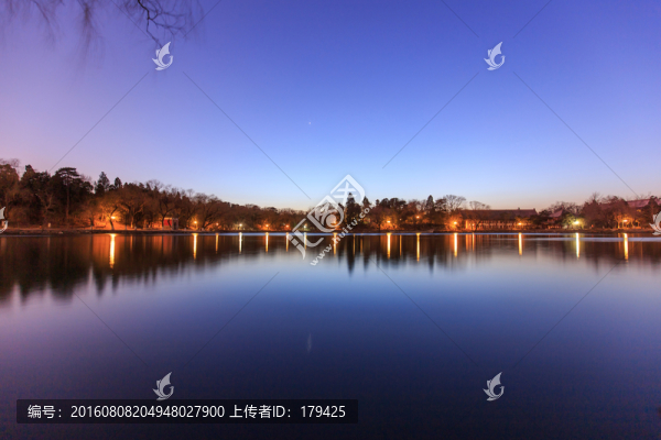 北大校園未名湖夜景