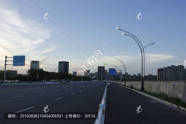 華燈初上的街道