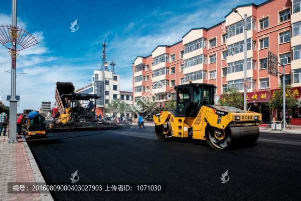 鋪設(shè)柏油路