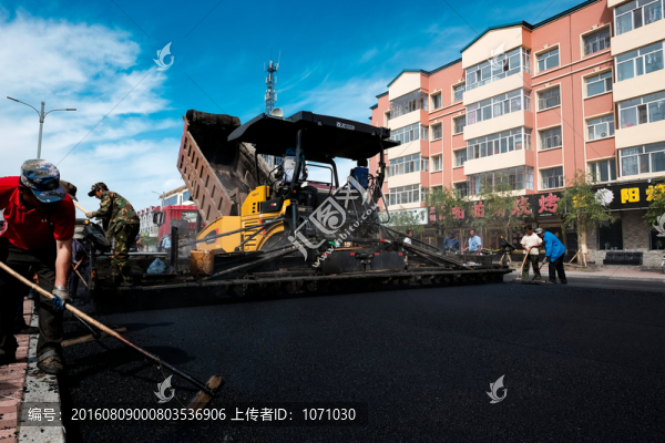 鋪設(shè)柏油路