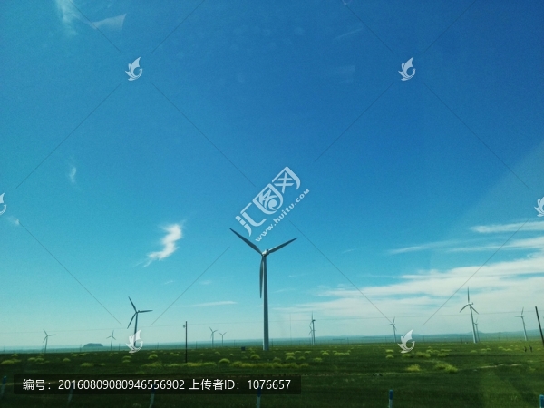 草原上的風(fēng)力發(fā)電場