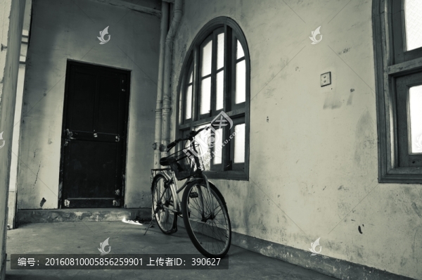 老式生活場景,拱形木窗,自行車