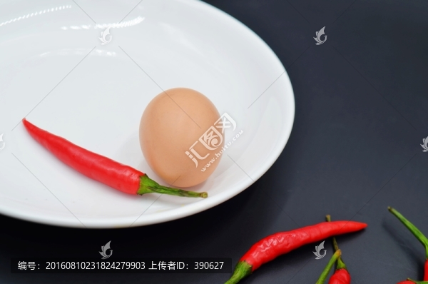 盤子里的紅辣椒和雞蛋