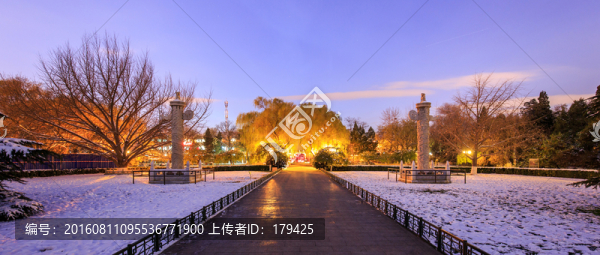 北京大學(xué)西校門華表雪景夜景