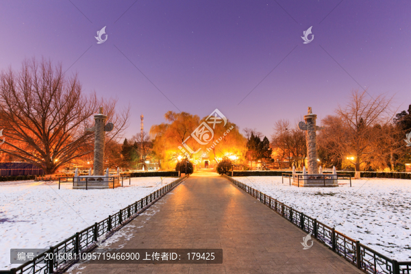 北京大學西校門華表雪景夜景