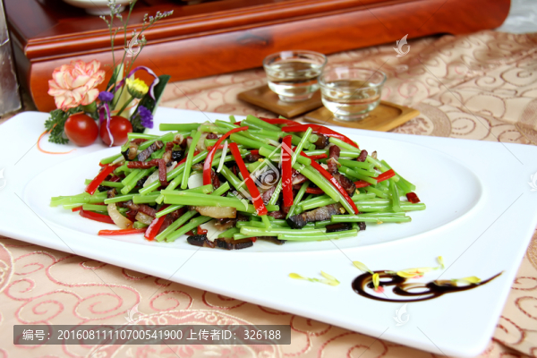 泥蒿炒湘西臘肉